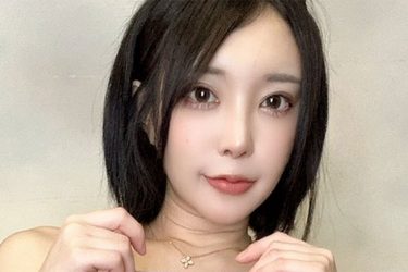 まいてぃ、破壊力マシマシ…脱ぎかけショット