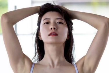 Aim、脱ぎかけ美ボディ大開放