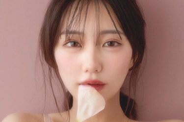 田中美久、くわえ花びらで大人の色香