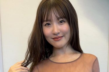 原つむぎ、バストくっきりスケスケ衣装