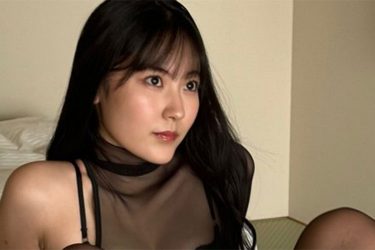 林田百加、黒スケM字開脚