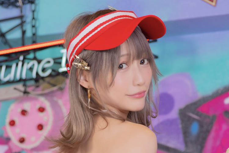 篠原みなみ、エプロンから特大ヒップあらわの画像1