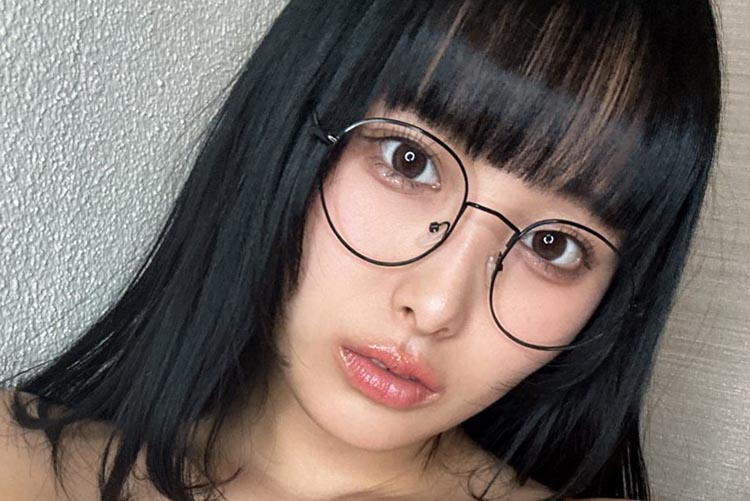 浅川まりな、メガネ×むにむにバストの組み合わせの画像1