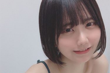 かれしちゃん、はだけパーカーでにっこり