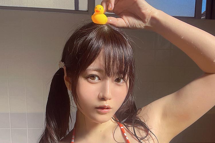 東雲うみ、アヒル×ボリューミーバストの入浴ショットの画像1