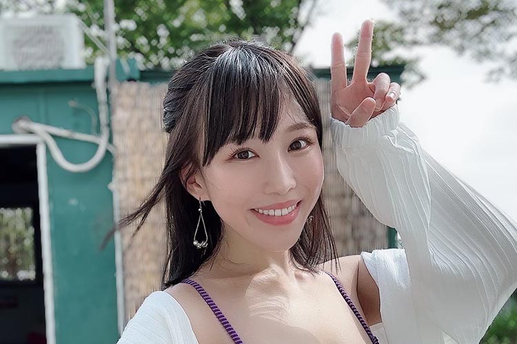 仲根なのか、キュートな笑顔と超立体バストの画像1
