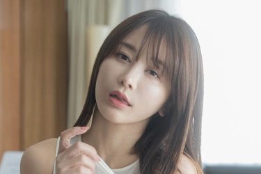 いくみ、ポロリ寸前の「ブラ外しかけ」ショット