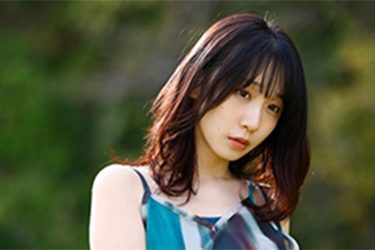 伊織もえ、華やかめくり上げ誘惑