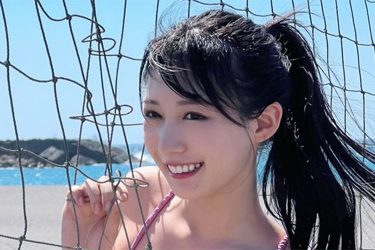 横野すみれ、ビーチでビジュ爆発