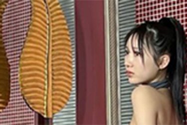 横野すみれ、真っ赤な椅子と極上美脚