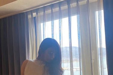 樹智子、窓際の脱ぎ脱ぎショット