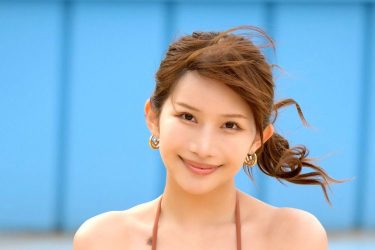 琴井ありさ、風なびくビキニショット