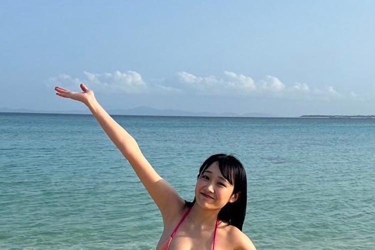奥村梨穂、規格外の特大バストと広い海の画像1