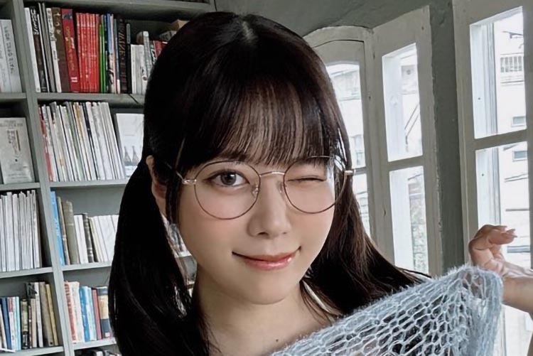 東雲うみ「ニットめくり上げ」ショットの画像1