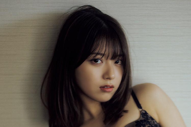 まるぴ、クールな色気の圧巻美ボディの画像1