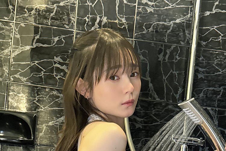 近衛りこ、美しいボディラインのシャワー姿の画像1