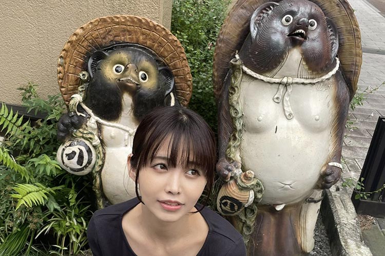 真中つぐ、美谷間のぞく絶妙街角スナップの画像1