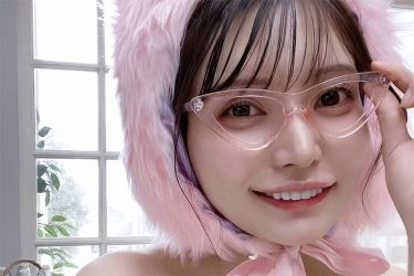 似鳥沙也加、モコモコ桃色の色香