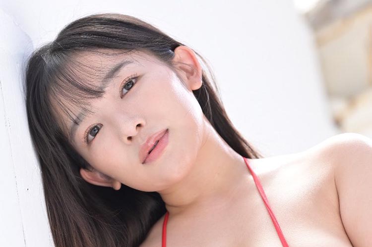 天木じゅん、赤ビキニの超極上むちむちボディの画像1