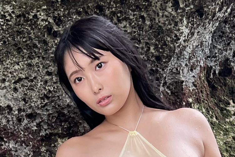 浅川まりな、限界突破レベルのスケスケ衣装の画像1