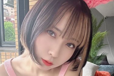 鳴上なごね、魅惑的な隙間チラリ