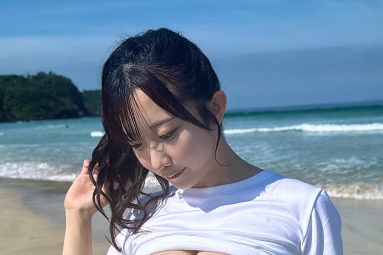 大河もも、ボリューミーバストが窮屈そうなタイト水着の画像1