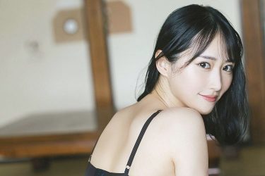 川瀬もえ、艶やかな白桃