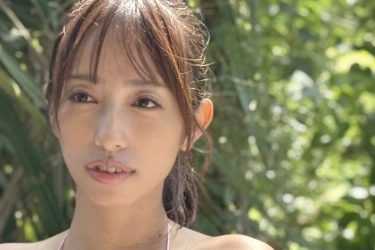 高梨瑞樹、南国でハミる