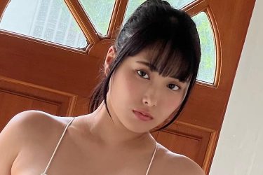 浅川まりな、水着のヒモが食い込むむっちりボディ