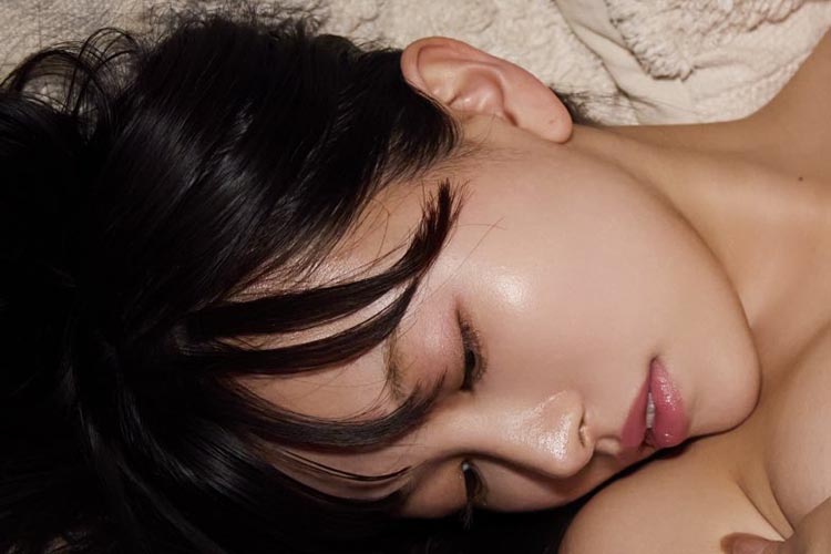 鈴木聖、何かが始まりそうなベッド上の艶ショットの画像1
