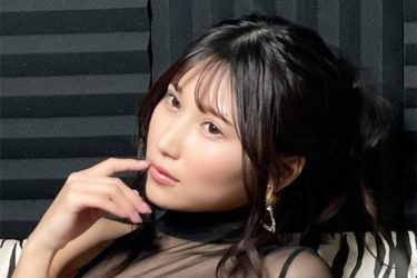 朝比奈りる、色っぽスケスケ花柄トップ