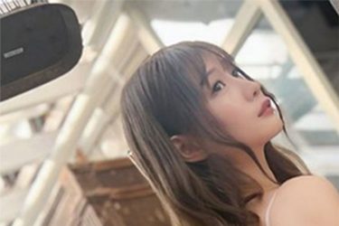 篠原みなみ、ハイヒールで魅せる絶品ヒップ