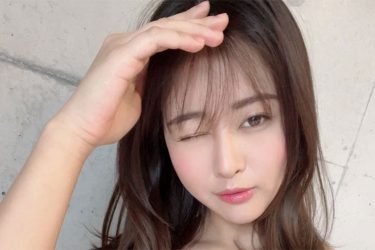 下村明香、ウィンクと花柄ランジェリー