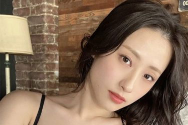 澄田綾乃、強めの黒ランジェリー誘惑