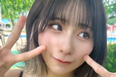 やしろじゅり。おどけ顔でWピース