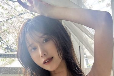 名取くるみ、窓辺の爽やか大胆ガール