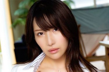 琴井ありさ、危険すぎる花柄パイ