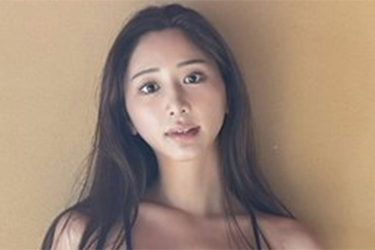 斎藤恭代、和室で魅せる絶品スタイル