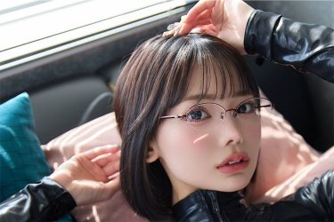 米倉みゆ、メガネ×黒テカレオタード
