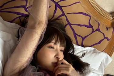 あまつまりな、ピンクリボンの胸元