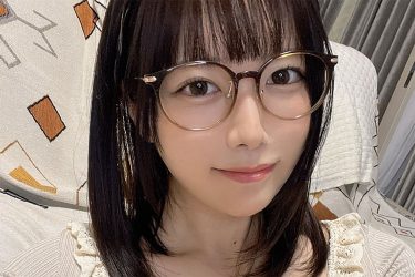 東雲うみ、メガネっ子の圧巻バスト