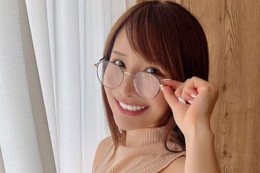琴井ありさ、チラリストのメガネ姿