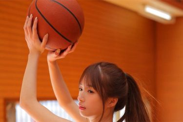 月野もも、CK下着でバスケに夢中…