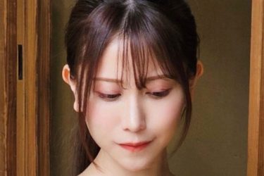 名取くるみ、縁側で艶やか五目並べ