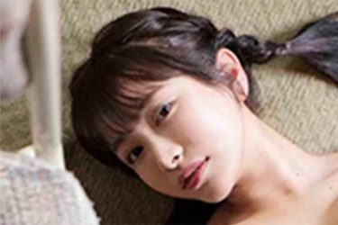 鈴木聖、寝そべりヘルシー美ボディ