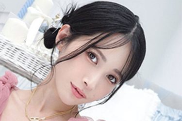 JILL、ヒラヒラ桃色ビキニ