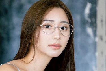 斎藤恭代、メガネ×スケ透けランジェリー