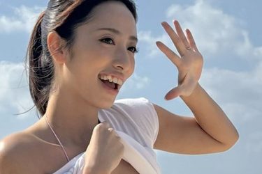 高梨瑞樹、ビーチで弾ける