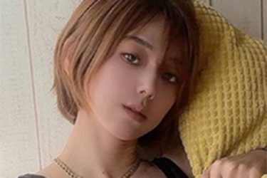 絃花みき、開きすぎの大胆衣装