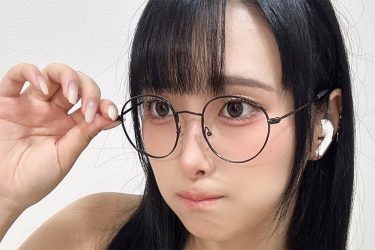 浅川まりな、メガネっ子の大胆な胸元
